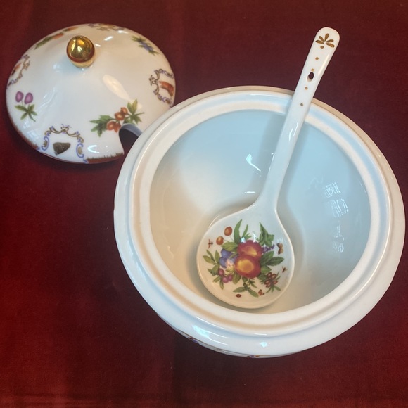 I. GODINGER & CO. Yorkshire Pattern Porcelain Tureen - Picture 3 of 10